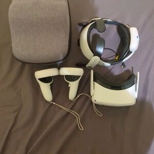 Oculus White VR Headset with Controllers